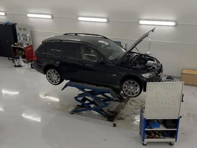 Farmariauto nostimella konepelti auki
