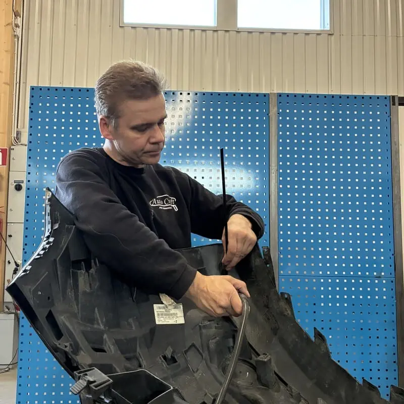 Mika Hatanpää korjaa auton muovipuskuria